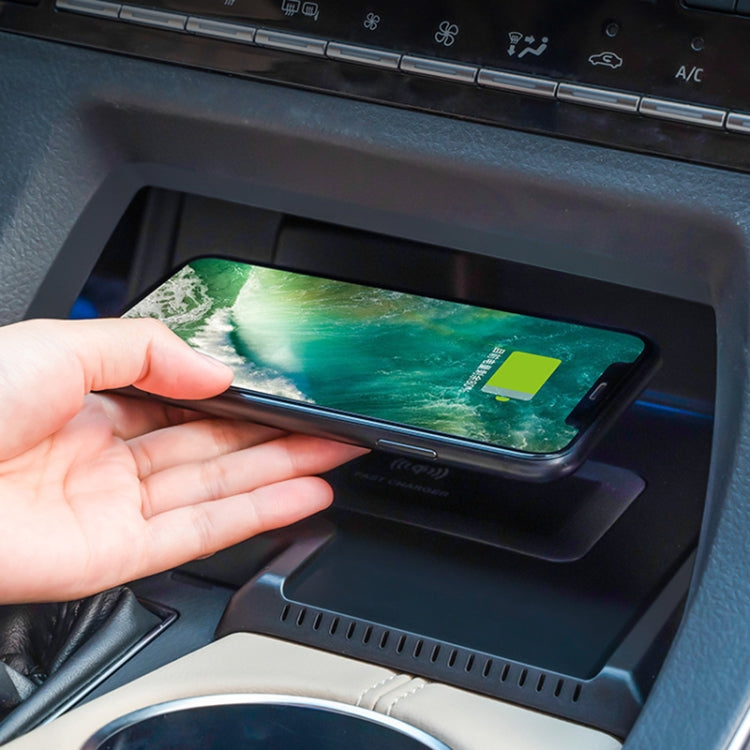 HFC-1060 Car Qi Standard Wireless Charger 10W Quick Charging for Toyota Avalon 2019-2021, Left Driving