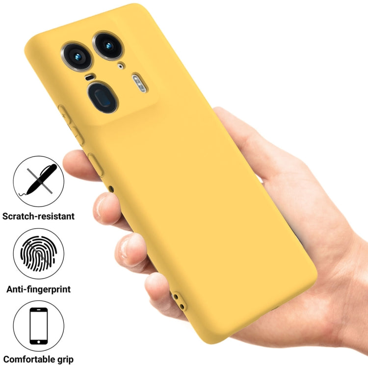 For Motorola Edge 50 Ultra Solid Color Liquid Silicone Dropproof Full Coverage Phone Case(Yellow)