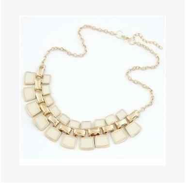 Square Geometry Pendant Necklace - Minimalist Jewelry Piece in Gold with Geometric Charm Design for Women
